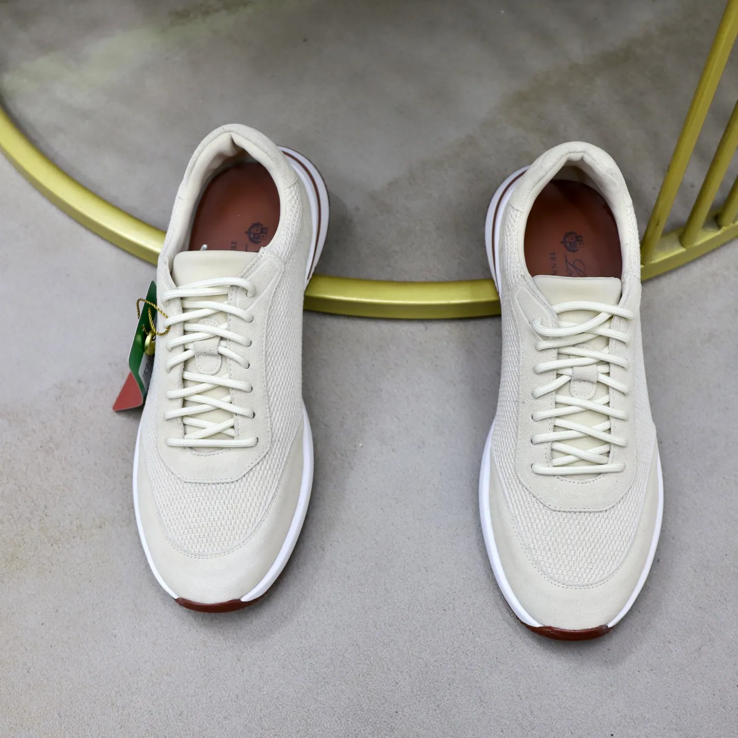Ex-factory price: 560💰Loro Piana Tennis Walk men’s moral training sneakers! These new textured leather tennis shoes feature an ultra-low-top design for year-round wear and are water-resistant. The wrapped sole creates an effortlessly attractive color combination that harmoniously blends functionality with understated style. The ideal footwear option for urban dressing. The heel is decorated with a soft calfskin tongue with Kummel color inserts and an embossed LP logo. Cotton shoelaces. Material: Upper: Gray woven stitching with cowhide accents! Sole: Rubber lining: Cow leather original rubber sole, excellent foot comfort, complete package! Size: 38-39-40-41-42-43-44 leather shoe size (4546 can be customized)